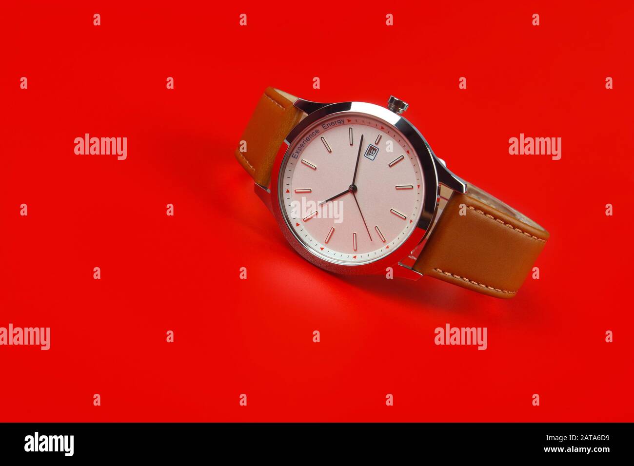 Montre-bracelet en cuir pour homme isolée sur fond rouge Photo Stock - Alamy