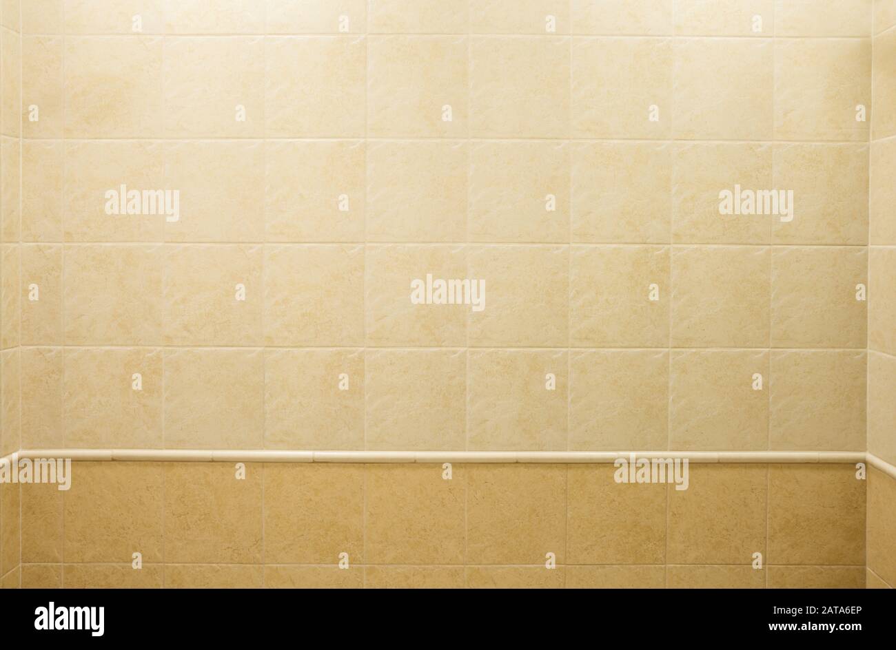 Mur de salle de bains, décorées avec des carreaux de céramique beige carré avec un modèle en marbre des zones claires et sombres. Fond architectural Banque D'Images