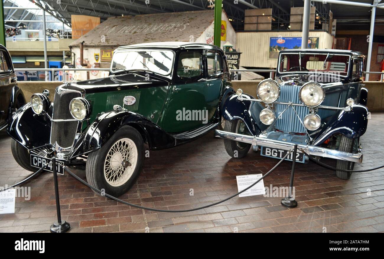 1934 Talbot 105 à côté d'un autre véhicule d'époque au Beaulieu National Motor Museum, Beaulieu New Forest, Hampshire UK. Banque D'Images