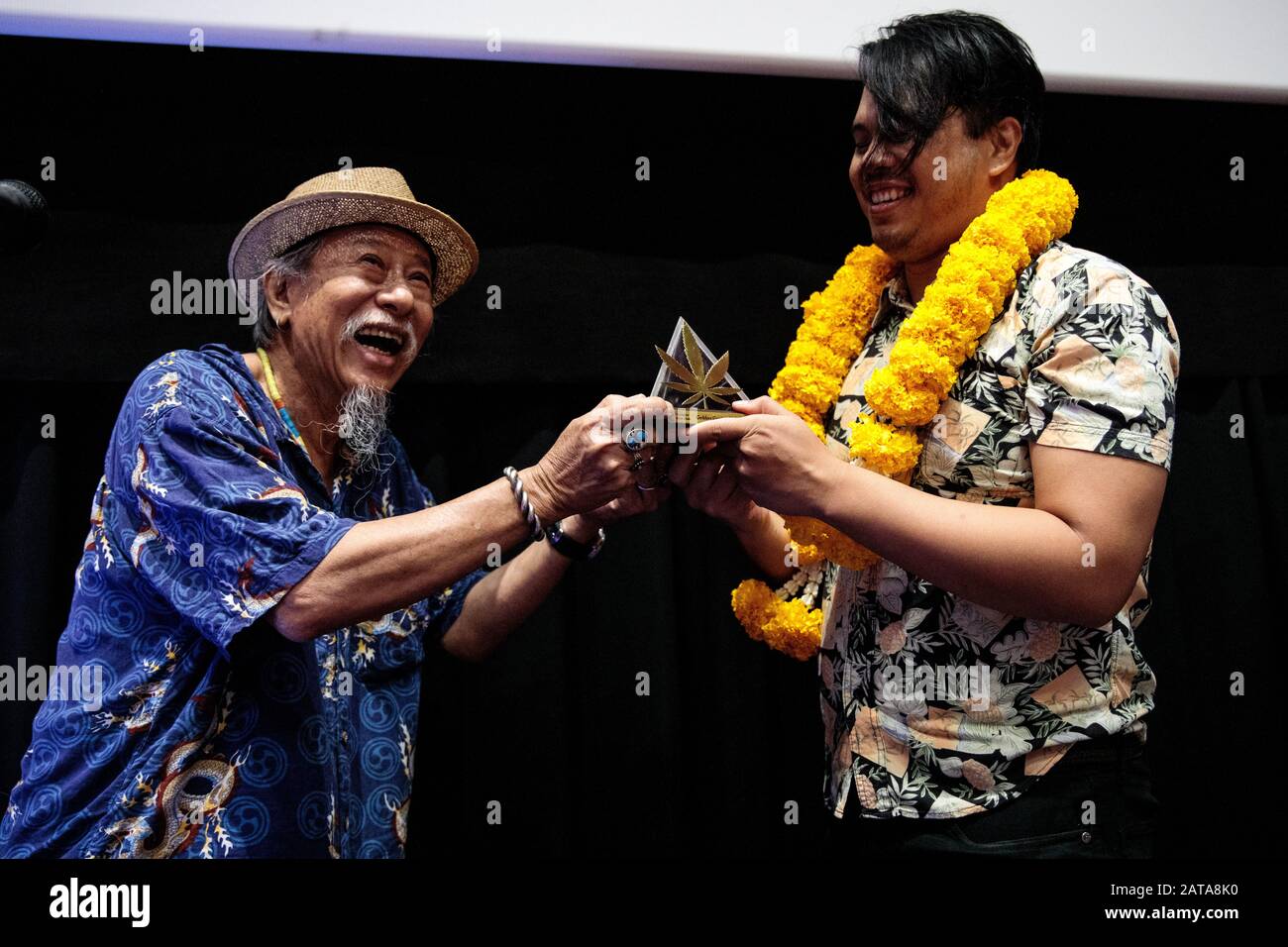Le cinéaste Christian Linaban (R) reçoit le prix Golden Ganja pour son film Superpsychocebu lors du 'Amazing Stoner Movie Fest 2019' à Bangkok, Thaïlande, le 11 août 2019. (Photo - Jack Taylor) Banque D'Images
