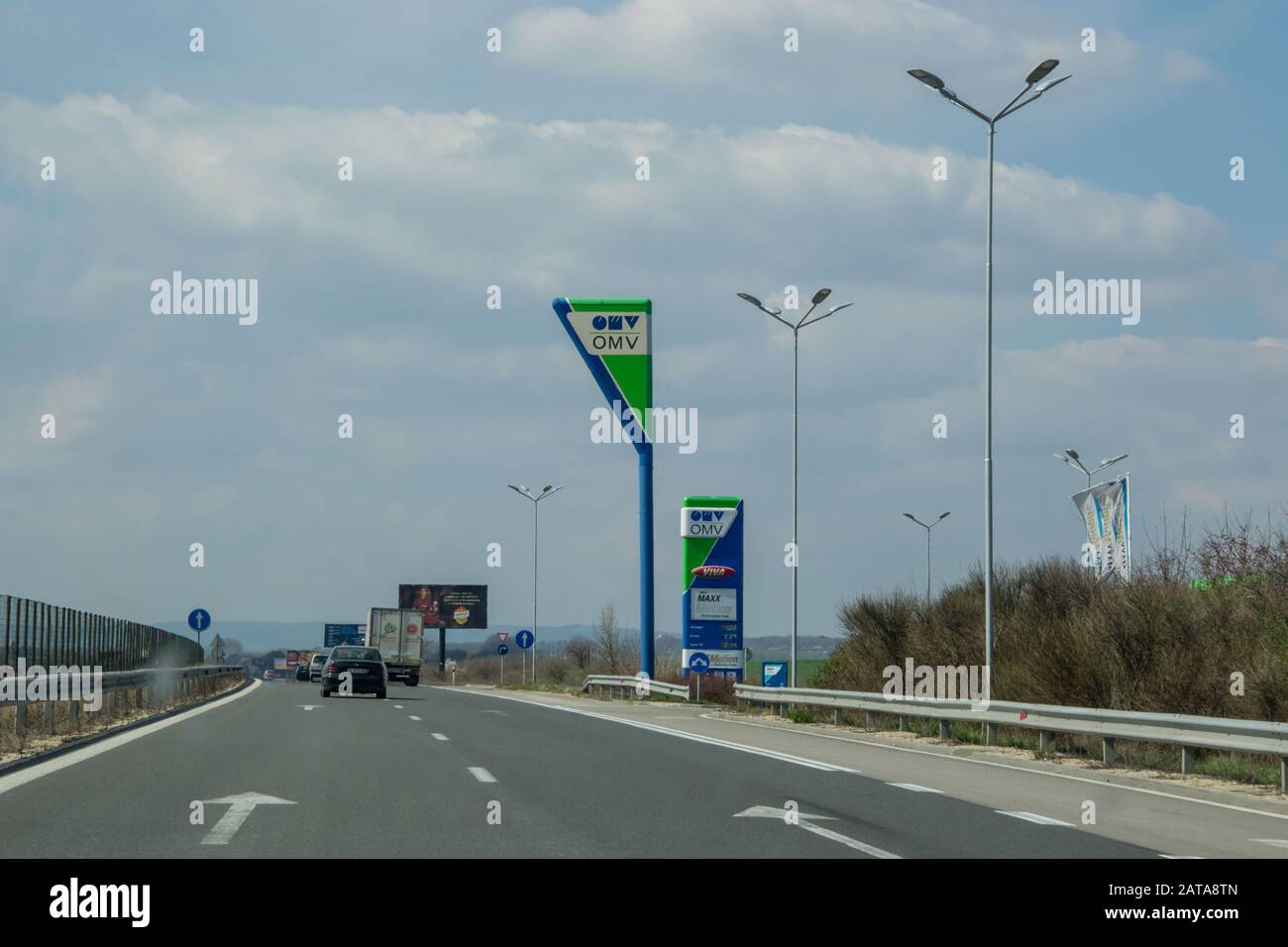 Sur l'autoroute, logo de l'OMV sur une station-service, ravitaillement sur la route, logo de la compagnie pétrolière et gazière Banque D'Images