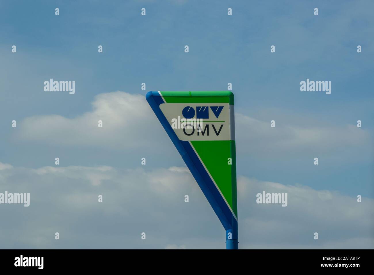 Sur l'autoroute, logo de l'OMV sur une station-service, ravitaillement sur la route, logo de la compagnie pétrolière et gazière Banque D'Images