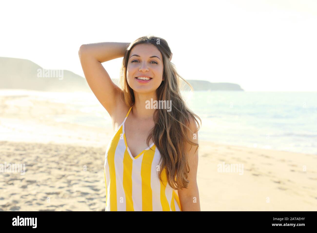 Belle femme brésilienne en été robe sur la plage tropicale. Portrait de  heureuse jeune femme souriante en mer. Bonne fille joyeuse vivant un plus  sain et vivant Photo Stock - Alamy