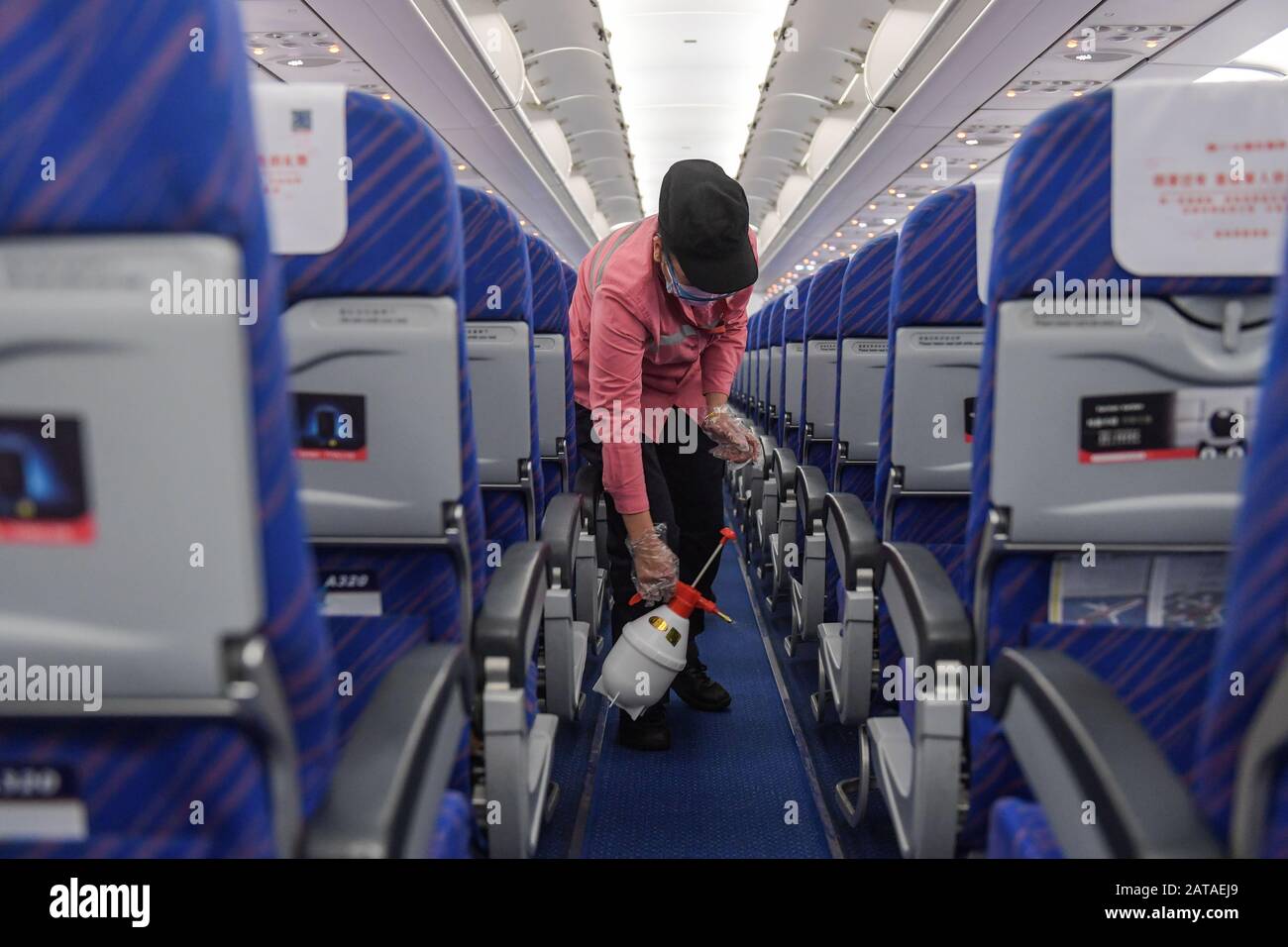 (200201) -- HAIKOU, 1er février 2020 (Xinhua) -- un membre du personnel désinfecte la cabine d'un avion après son arrivée à l'aéroport international de Haikou Meilan à Haikou, dans la province de Hainan en Chine méridionale, le 31 janvier 2020. China Southern Airlines a renforcé ses efforts en matière de prévention et de contrôle du nouveau coronavirus, exigeant que toutes les installations à l'intérieur de la cabine soient désinfectées après le vol. (Photo De Pu Xiaoxu/Xinhua) Banque D'Images