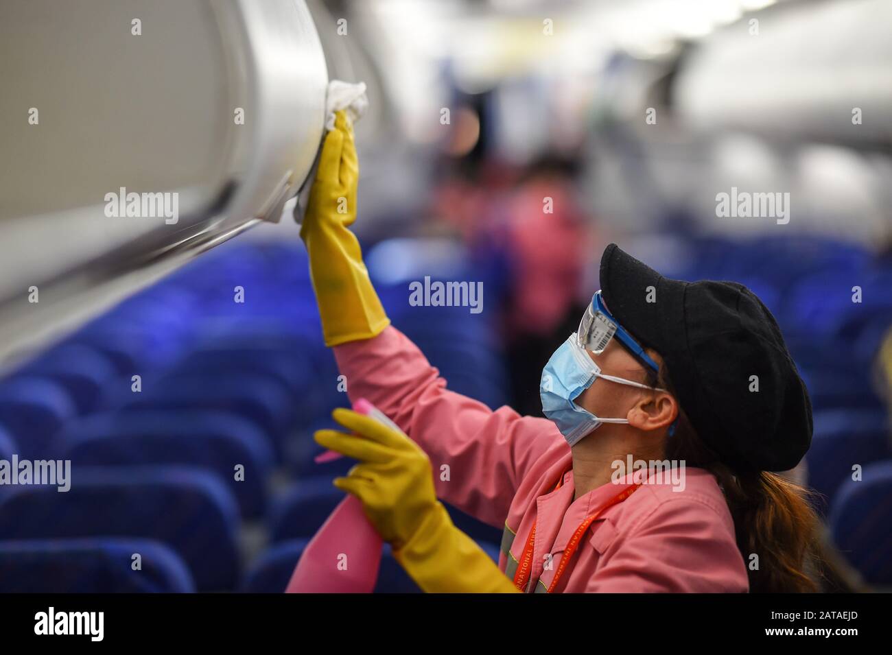 (200201) -- HAIKOU, 1er février 2020 (Xinhua) -- un membre du personnel désinfecte la cabine d'un avion après son arrivée à l'aéroport international de Haikou Meilan à Haikou, dans la province de Hainan en Chine méridionale, le 31 janvier 2020. China Southern Airlines a renforcé ses efforts en matière de prévention et de contrôle du nouveau coronavirus, exigeant que toutes les installations à l'intérieur de la cabine soient désinfectées après le vol. (Photo De Pu Xiaoxu/Xinhua) Banque D'Images
