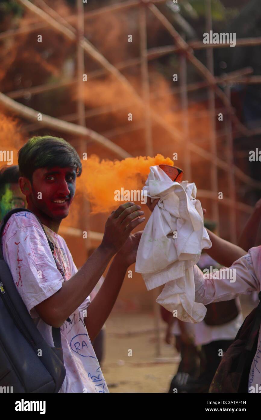 Chittagong, Bangladesh - 23 JANVIER 2020: Un garçon joker essaie de tenir au revoir une bombe à fumée dans son collège Banque D'Images