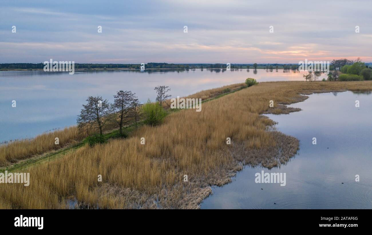 Beau coucher de soleil au-dessus de l'étang de pêche dans la ferme. Paysage aquatique de la campagne. Banque D'Images