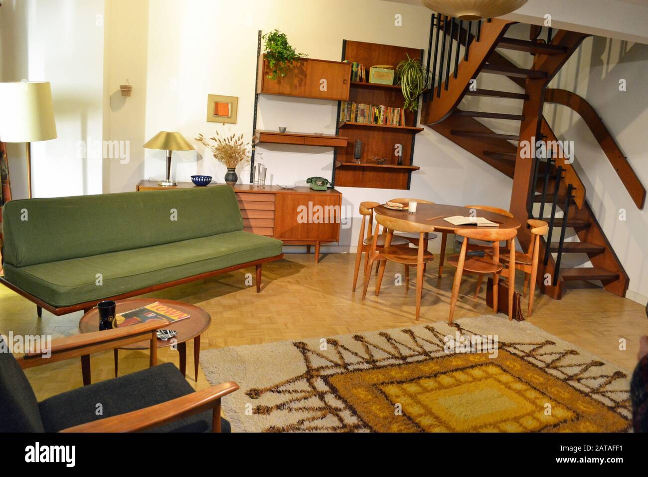 Salon de la période des années 1950 et 1960 au Geffseigle Museum, Londres, Royaume-Uni, en 2015. En 2020, il a été rebaptisé Musée de la maison. Banque D'Images