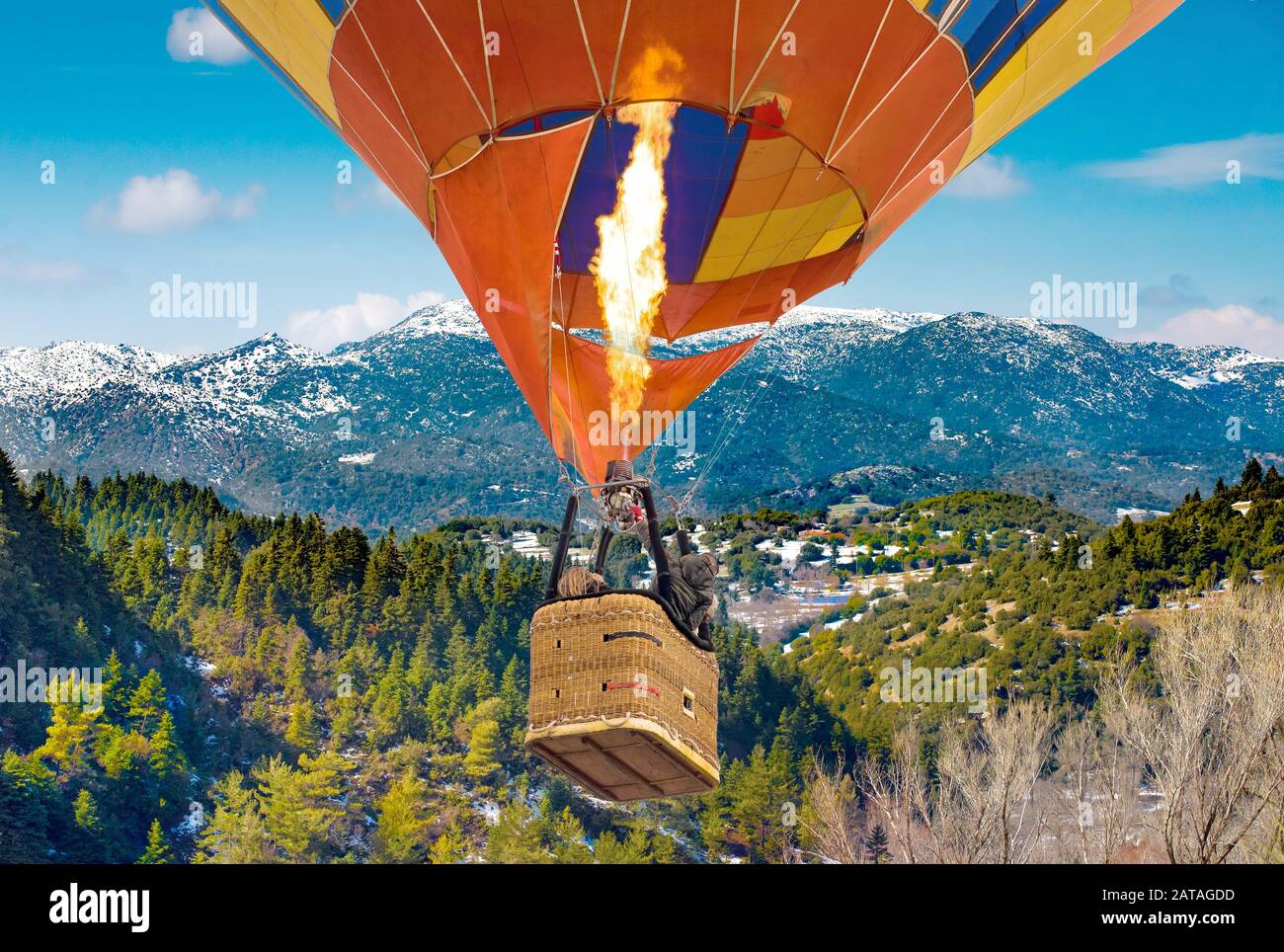 Les passagers en montgolfière panier et flammes de vol de Mainalo montagnes  Helmos.Arcadia, Grèce Photo Stock - Alamy