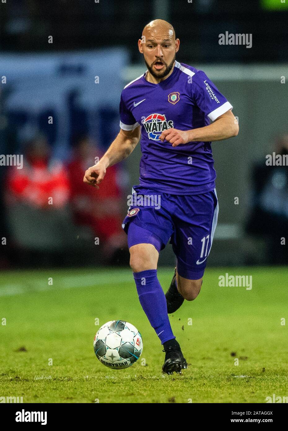 Aue, Allemagne. 31 janvier 2020. Football: 2ème Bundesliga, FC Erzgebirge Aue - Arminia Bielefeld, 20ème jour de jumelage, au Sparkassen-Erzgebirgsstadion. Aue Philipp Riese joue le ballon. Crédit: Robert Michael/dpa - NOTE IMPORTANTE: Conformément aux réglementations de la DFL Deutsche Fußball Liga et de la DFB Deutscher Fußball-Bund, il est interdit d'exploiter ou d'exploiter dans le stade et/ou à partir du jeu des photos prises sous forme d'images de séquence et/ou de séries de photos de type vidéo./dpa/Alay Live News Banque D'Images