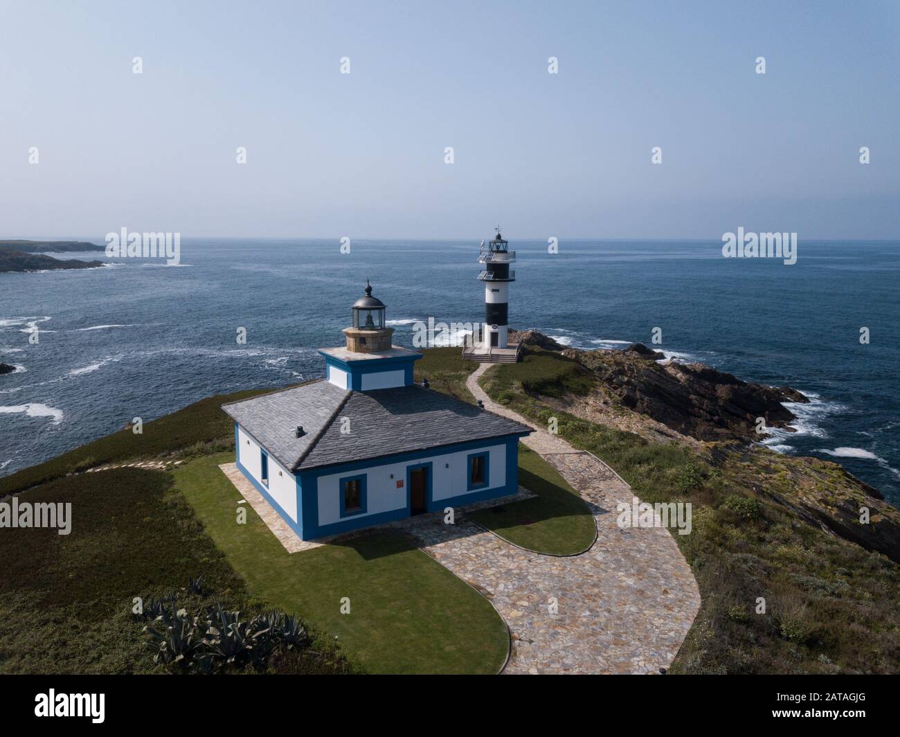 Vue aérienne du phare sur l'île de Pancha. Le nord de l'Espagne en été Banque D'Images