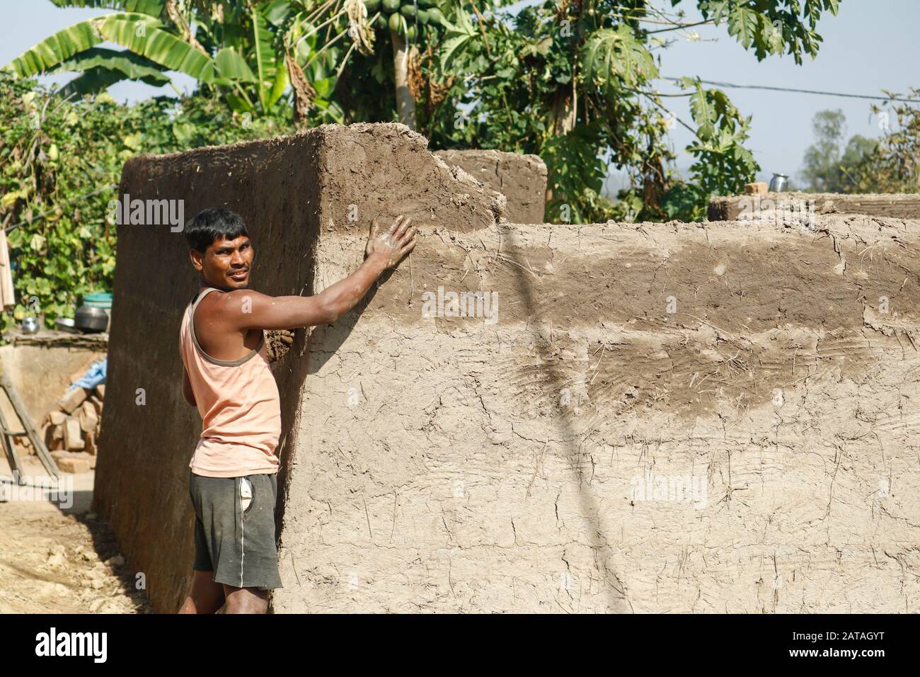 Mawai Inde 28 Janvier. 2020 : homme tribal rural construisant la maison de boue. Banque D'Images