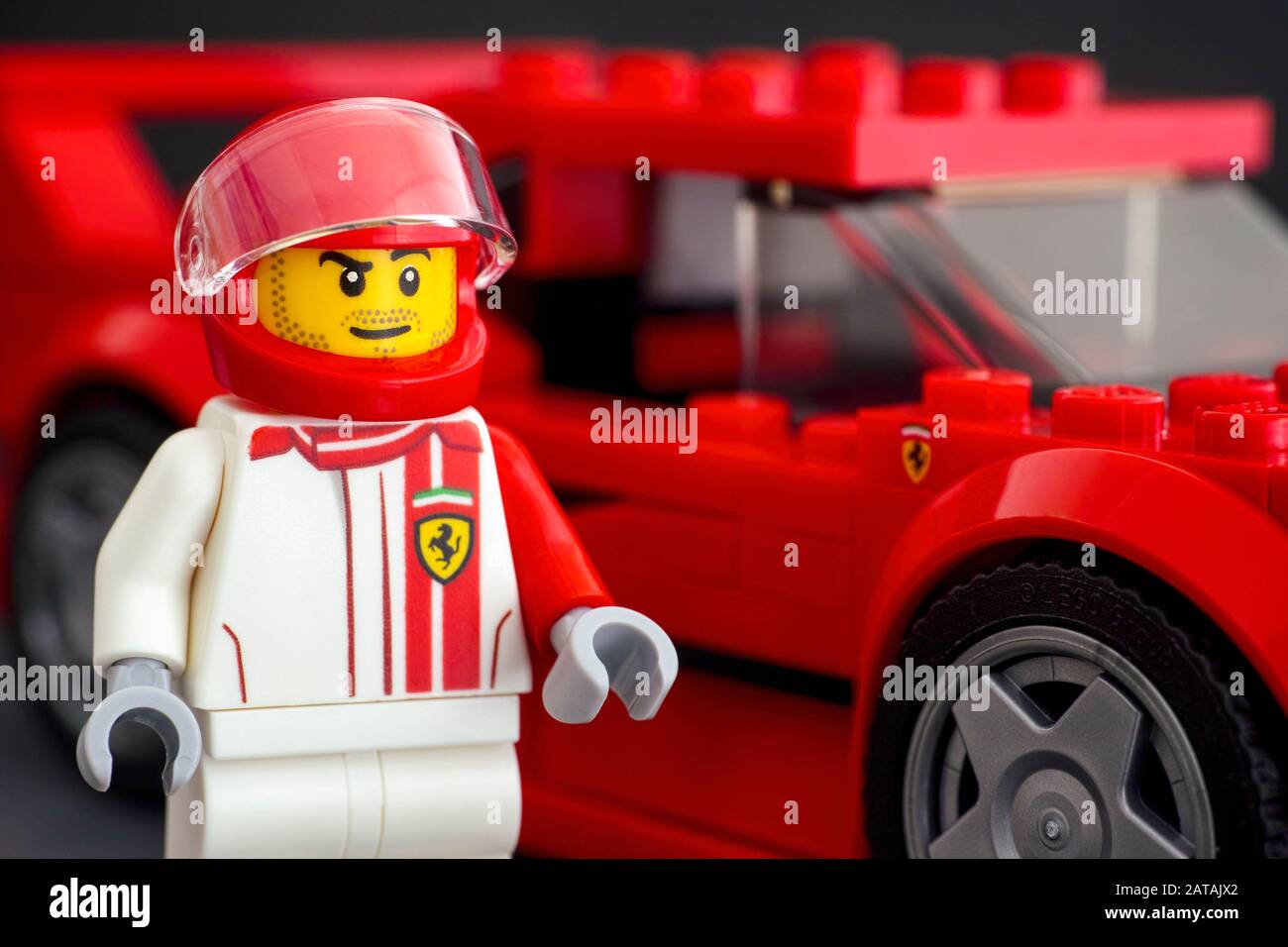Tambov, Fédération de Russie - 02 juillet 2019 Lego Ferrari F40 Competizione pilote mini-fure près de sa voiture par LEGO Speed Champions. Banque D'Images