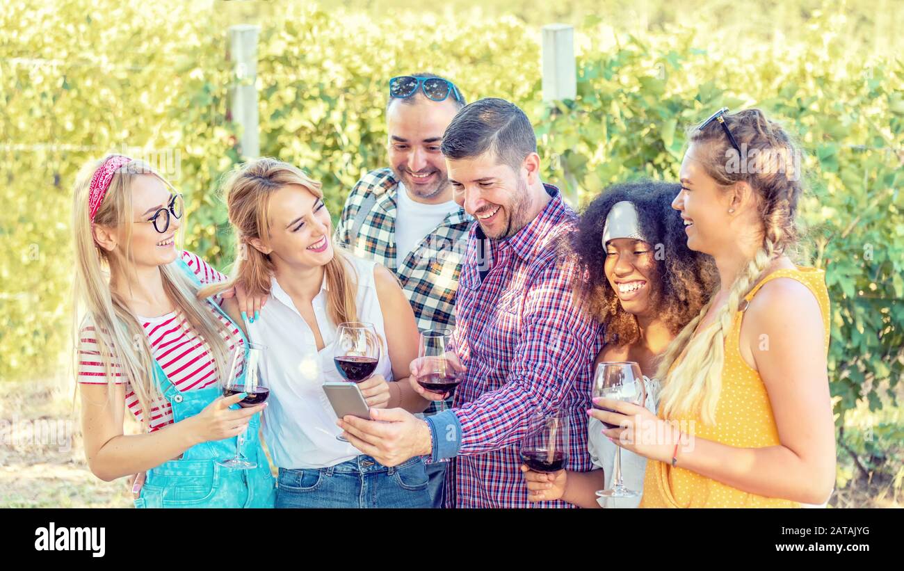 Un groupe joyeux de meilleurs amis aiment boire du vin à la campagne vignoble pique-nique fête tout en regardant le selfie des réseaux sociaux sur le téléphone mobile Banque D'Images