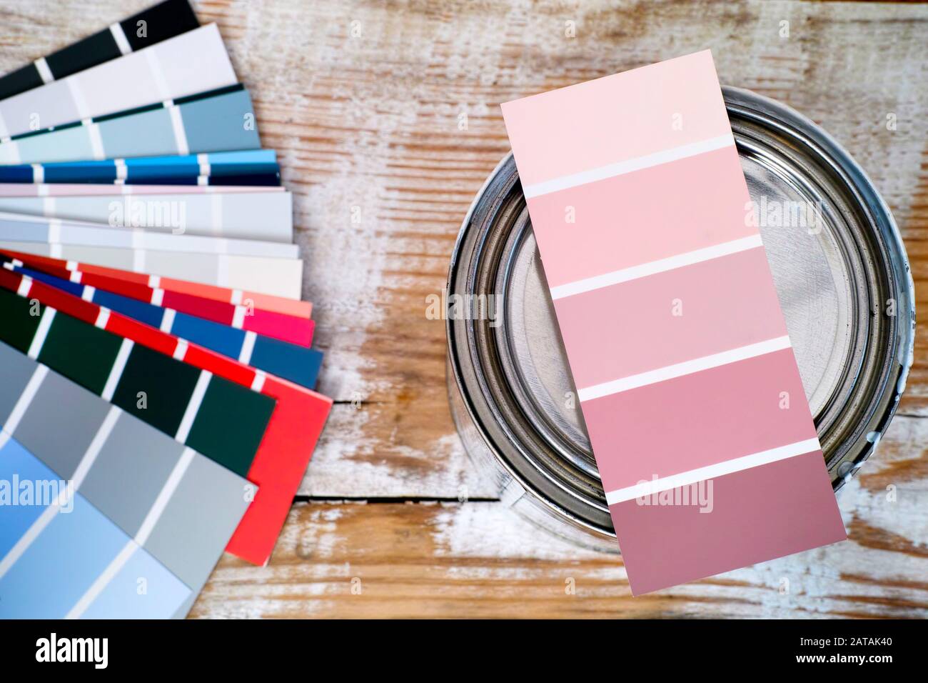 Une nuance de couleur rose pour le bricolage sur la peinture peut se tenir sur fond de bois avec quelques essaics de couleur. Banque D'Images
