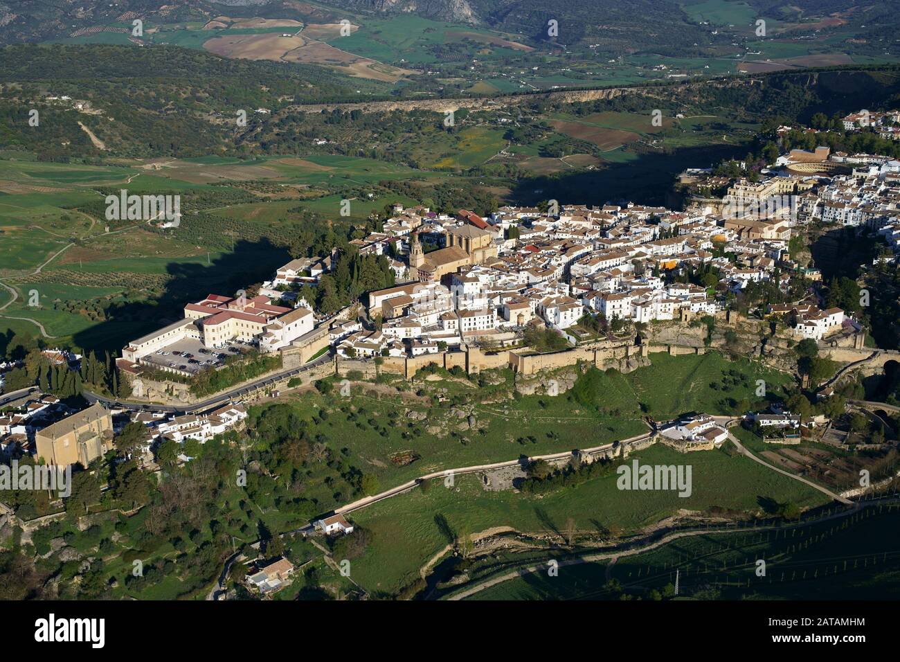 VUE AÉRIENNE.Vieille ville pittoresque sur une mesa.Ronda, Andalousie, Espagne. Banque D'Images
