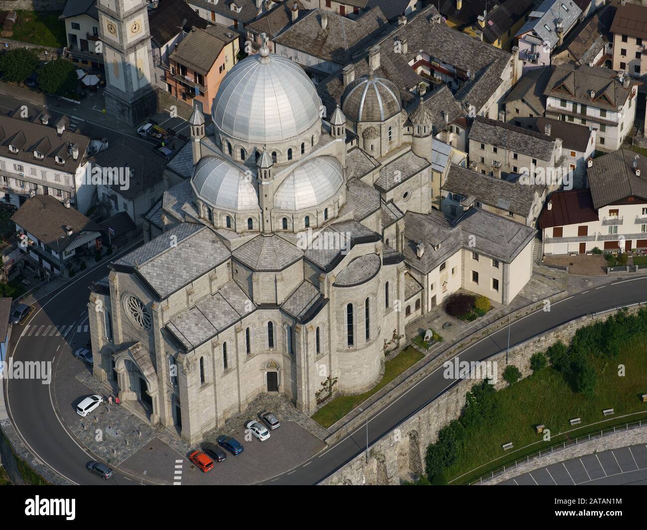 VUE AÉRIENNE. Le sanctuaire de 'Madonna del Sangue'. Re, Val Vigezzo, province de Verbano-Cusio-Ossola, Piémont, Italie. Banque D'Images