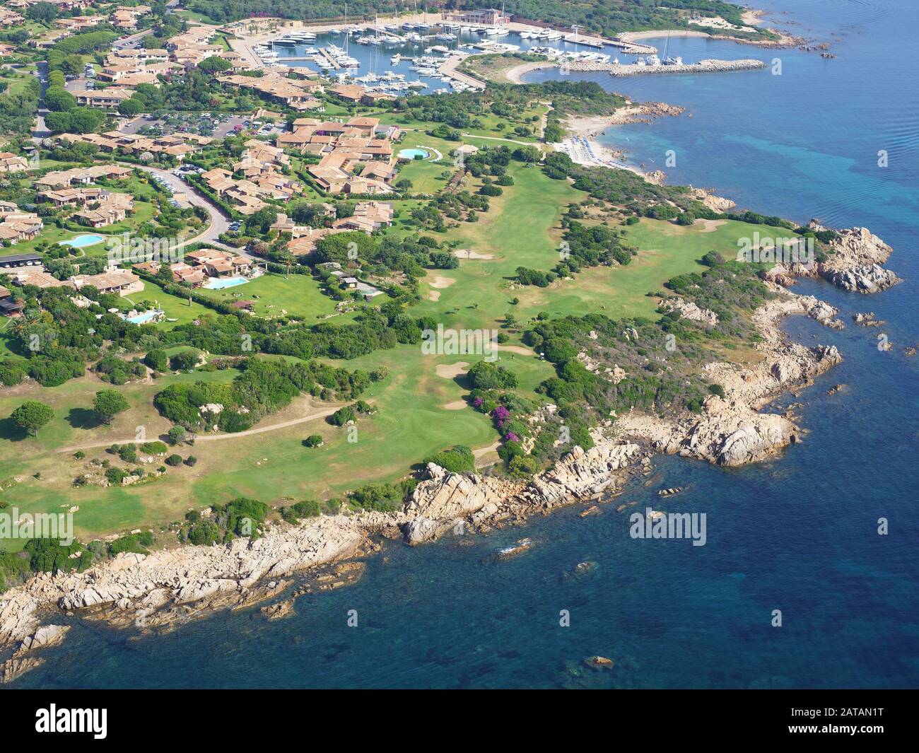 VUE AÉRIENNE.Parcours de golf dans un emplacement pittoresque le long d'une côte rocheuse.Punta Alcia, province de Sassari, Sardaigne, Italie. Banque D'Images