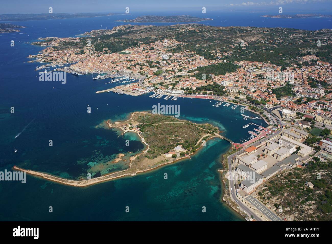 VUE AÉRIENNE.Vue globale sur la ville de la Maddalena.Province d'Olbia-Tempio, Sardaigne, Italie. Banque D'Images