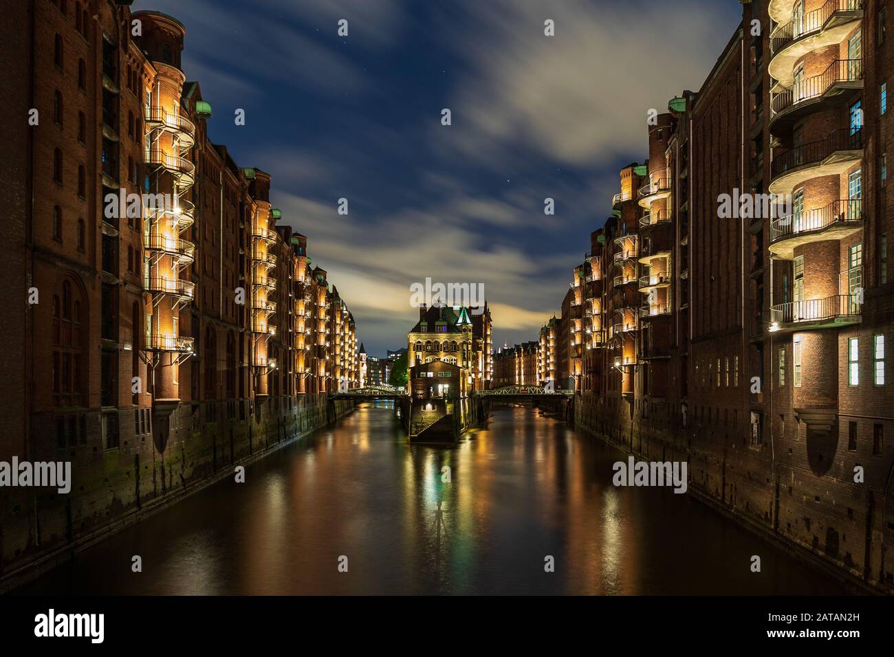 Le quartier des entrepôts a appelé Speicherstadt à Hambourg, en Allemagne, au crépuscule. Vue sur Wandrahmsfleet. Le plus grand quartier d'entrepôts au monde est locat Banque D'Images