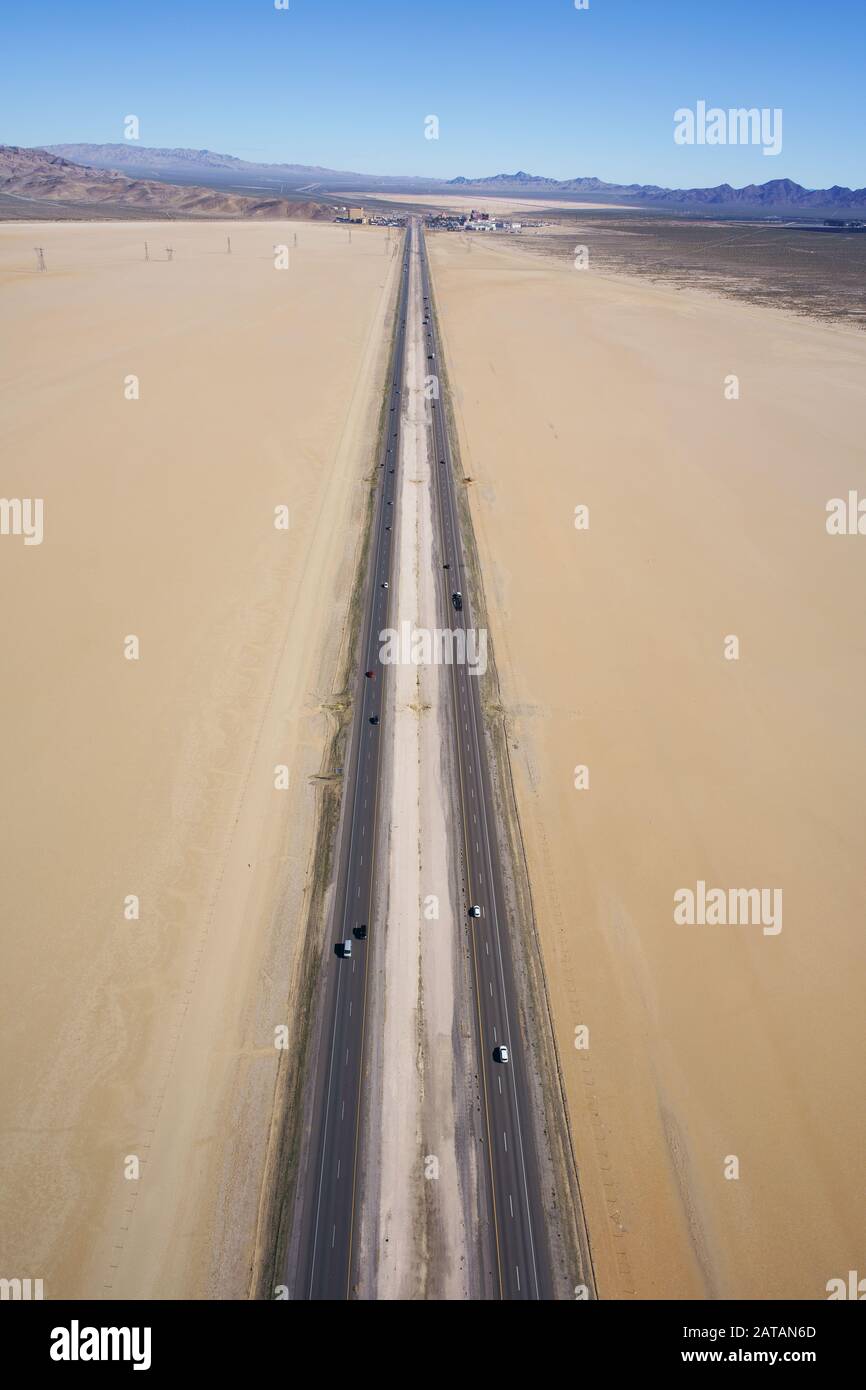 VUE AÉRIENNE.Long tronçon de l'Interstate 15 traversant la playa d'Ivanpah Dry Lake vers Primm.Nipton, Californie, États-Unis. Banque D'Images