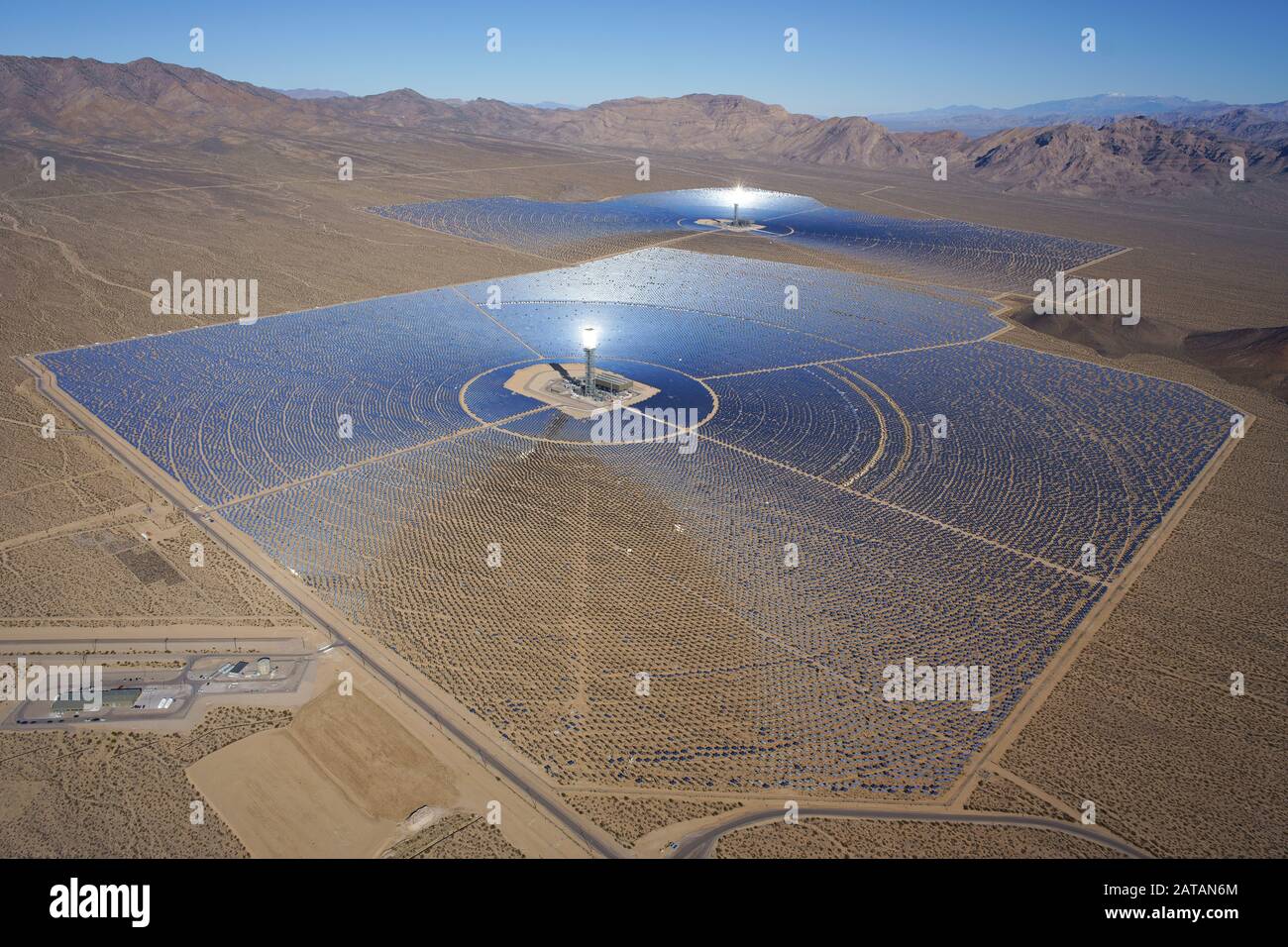 VUE AÉRIENNE.Système de production d'électricité solaire Ivanpah (la plus grande centrale solaire concentrée au monde en 2018).Désert de Mojave, Californie, États-Unis. Banque D'Images