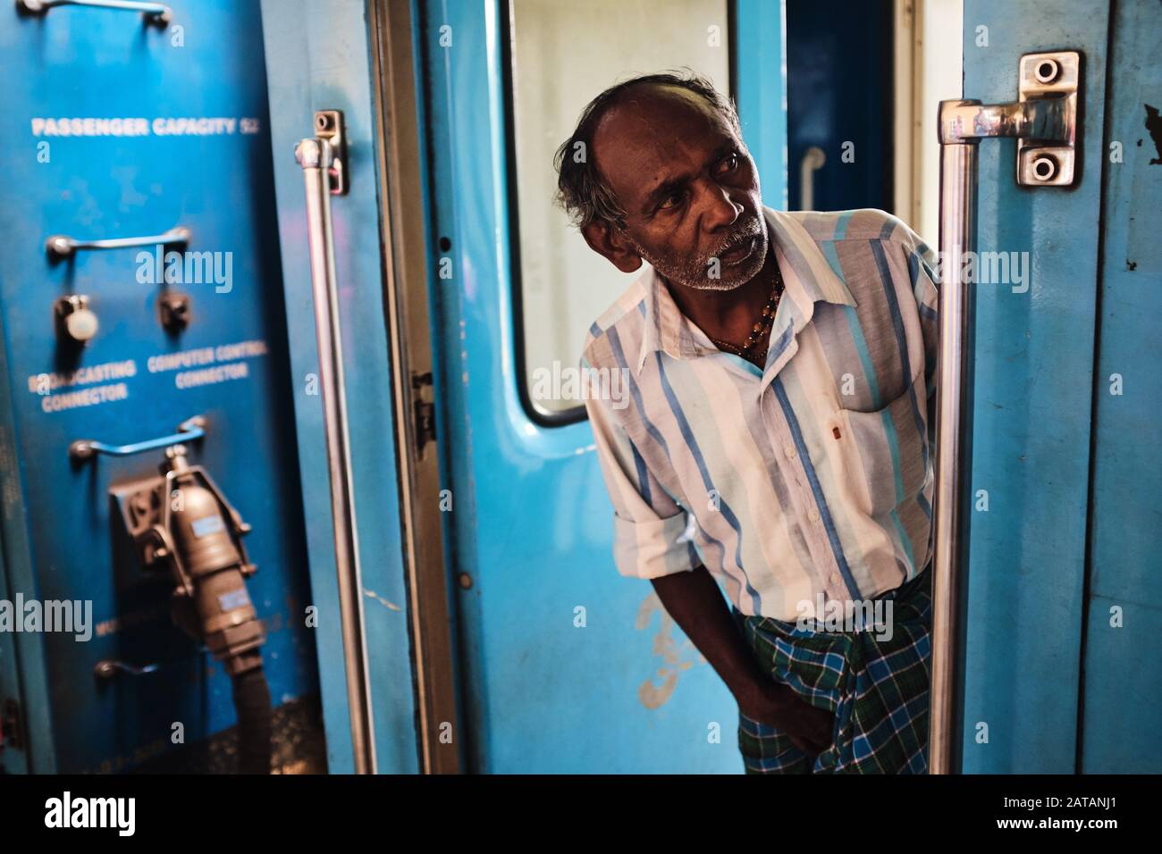 Un homme à la recherche d'un train au Sri Lanka Banque D'Images