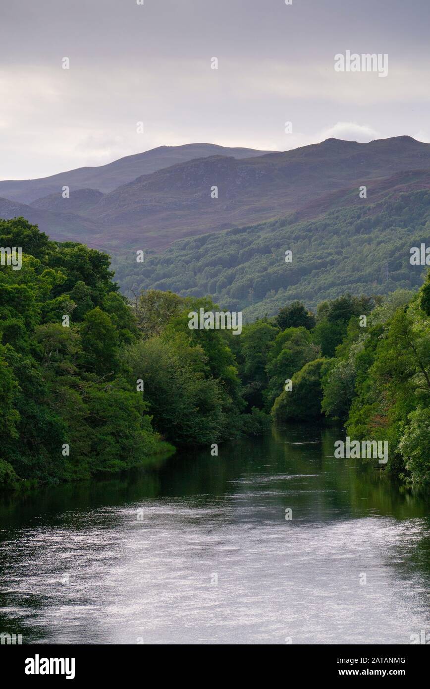 Les hautes eaux de la rivière Beauly ( rivière Farrar ) dans les Highlands écossais d'Inverness-shire Scotland UK Banque D'Images