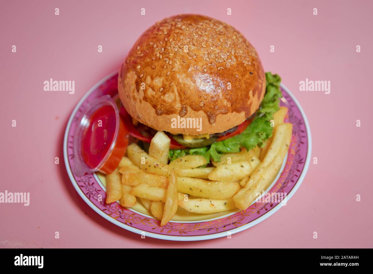 Table De Banquet Restauration Magnifiquement Decoree Avec Differents Burgers Hamburgers Sandwiches Sur Une Plaque Sur La Anniversaire Mini Ou Petit Burger Photo Stock Alamy