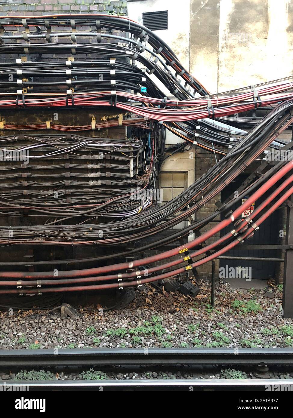 Londres, Royaume-Uni - 26 janvier 2020 : câblage de court-circuit au-dessus du sol à côté des voies ferrées de la station de métro London Edgware Road. Banque D'Images