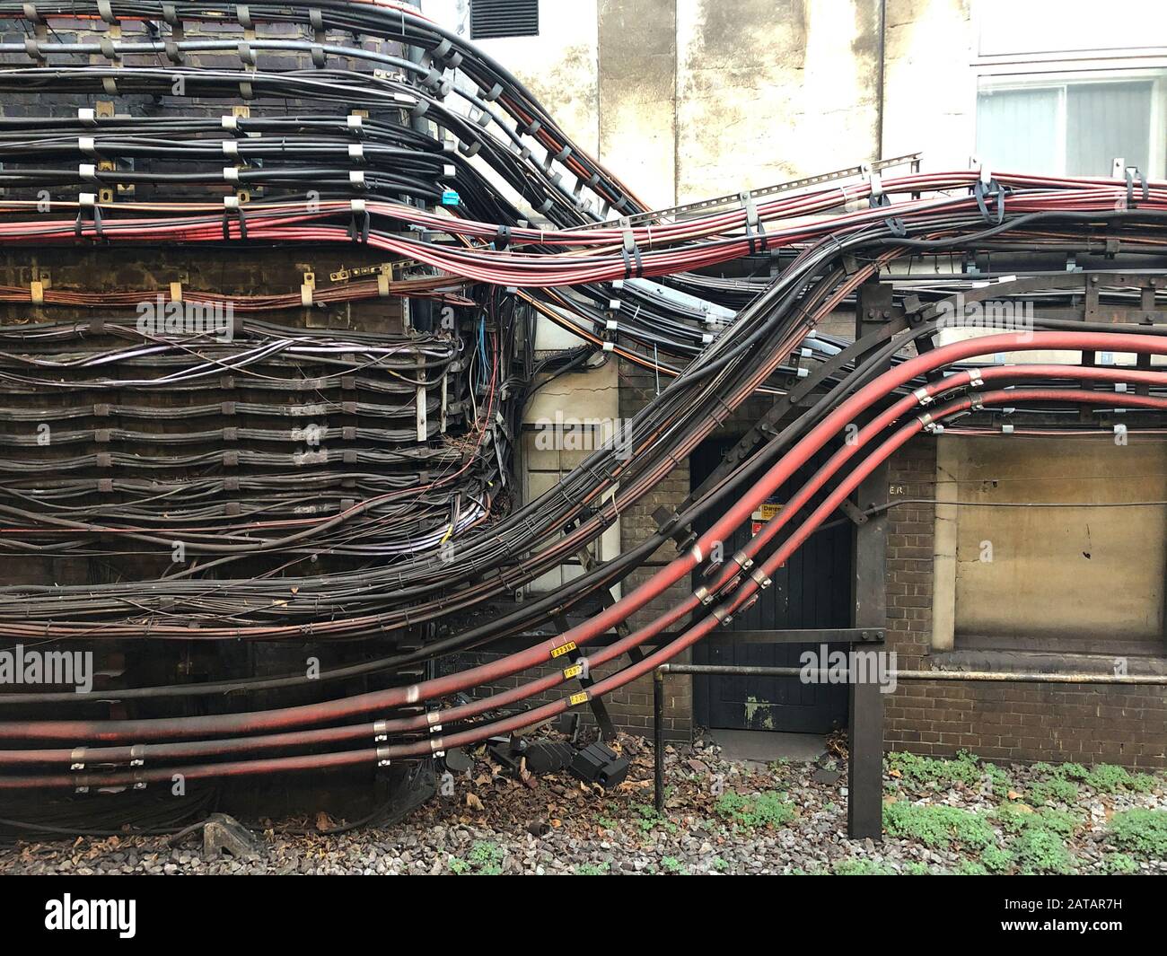Londres, Royaume-Uni - 26 janvier 2020 : câblage de court-circuit au-dessus du sol à côté des voies ferrées de la station de métro London Edgware Road. Banque D'Images