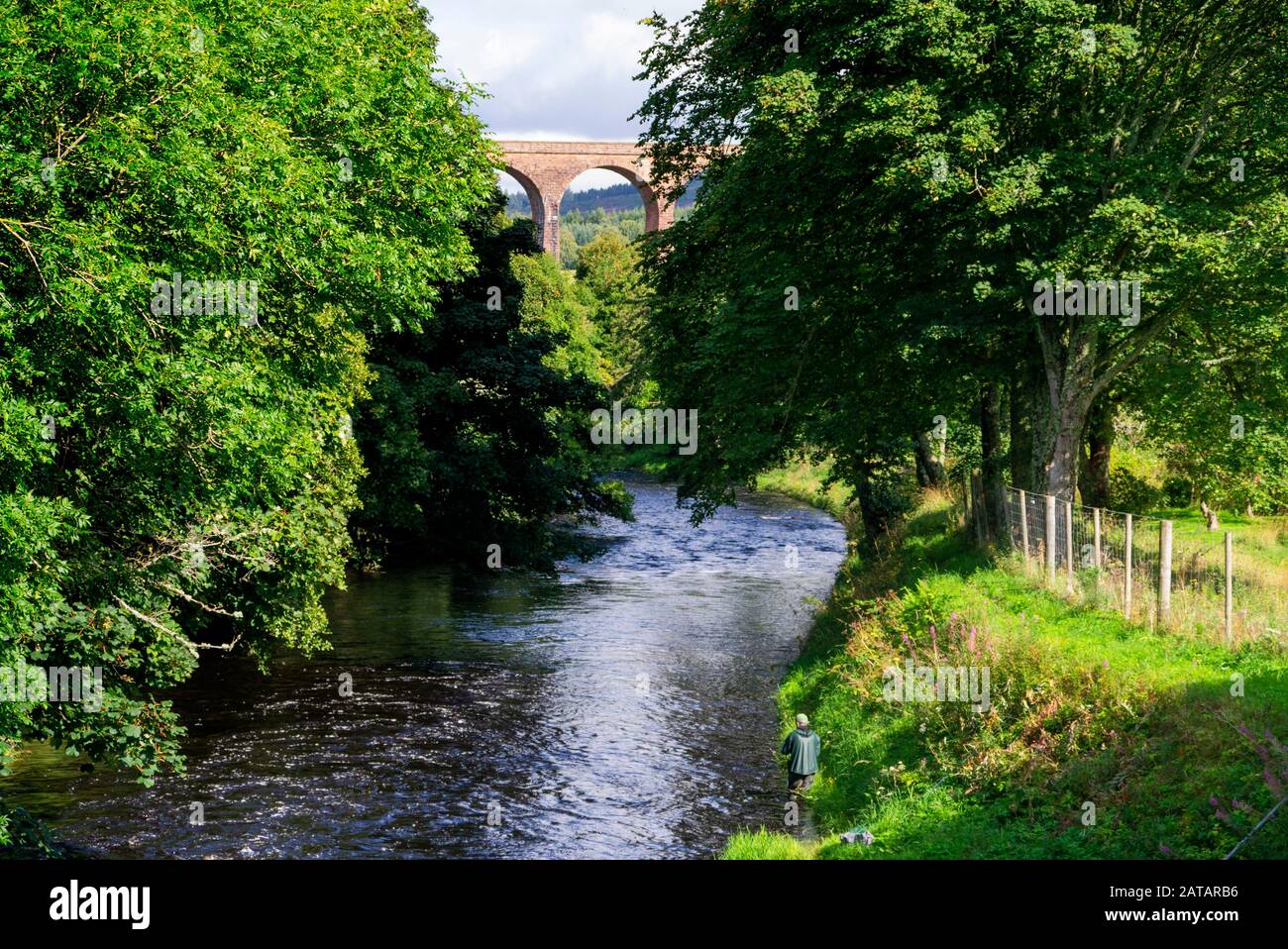 Pêcheur de mouche dans la rivière Nairn dans les Highlands écossais d'Inverness-shire Ecosse Royaume-Uni Banque D'Images