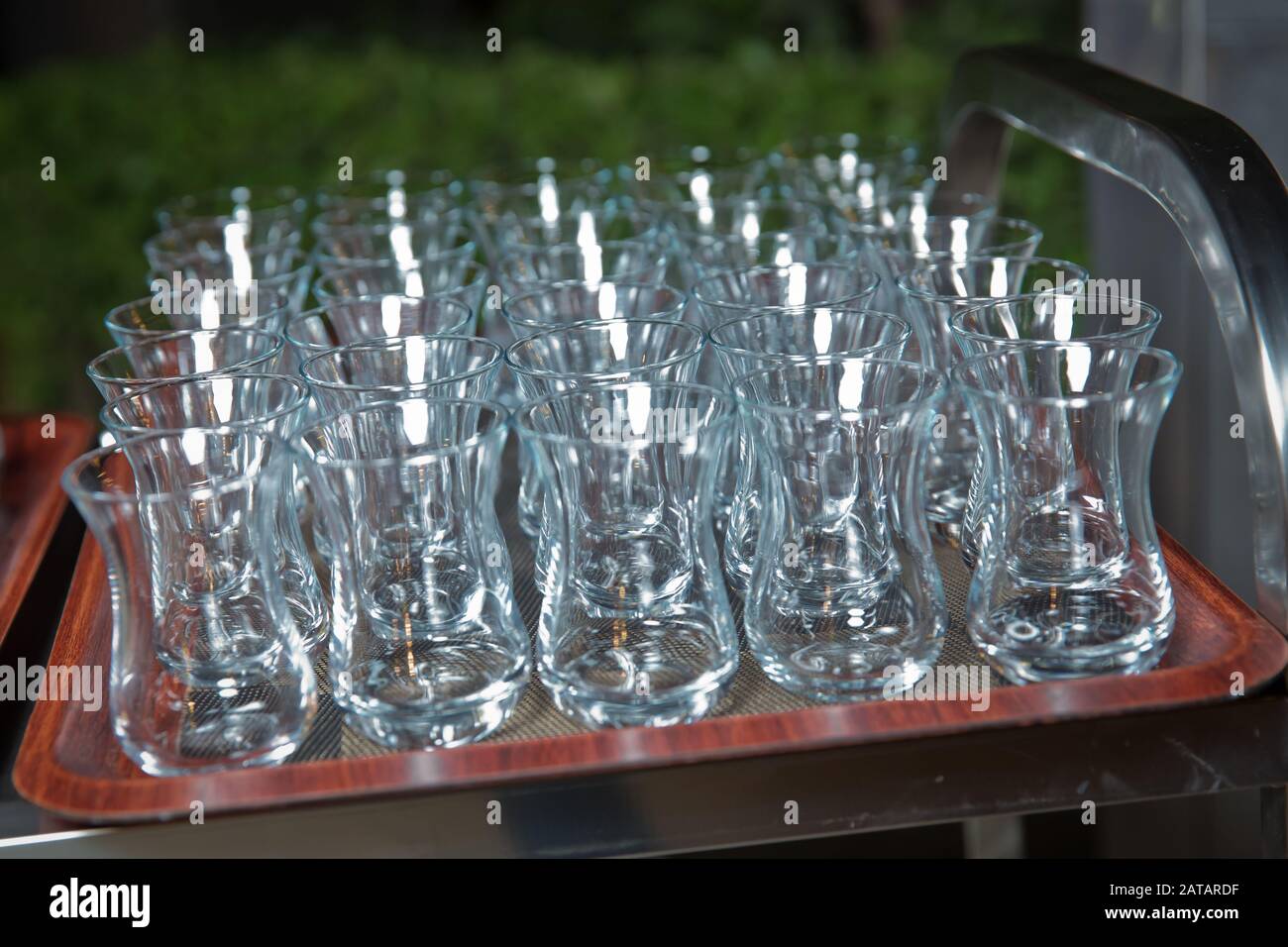 Thé dans un verre armudu . thé armudu sur plateau . Thé dans un verre de poires à l'intérieur de la dosette . Banque D'Images