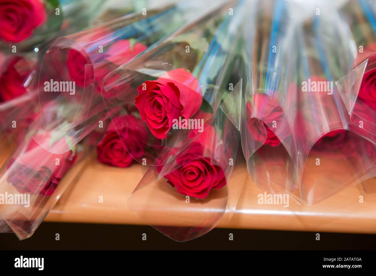 Bouquet de roses rouges fond blanc espace de copie.Bouquet de rose rouge Saint-Valentin. Roses rouges dans le bouquet pour félicitations et couples amoureux de Saint-Valentin Banque D'Images