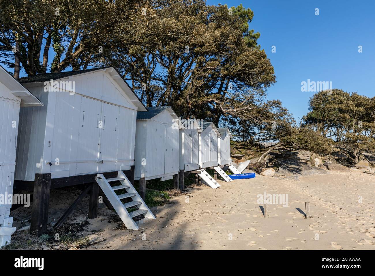 Cabines blanches sur la plage de Sabceaux à Noirmoutier en l'île (Vendée, France) Banque D'Images