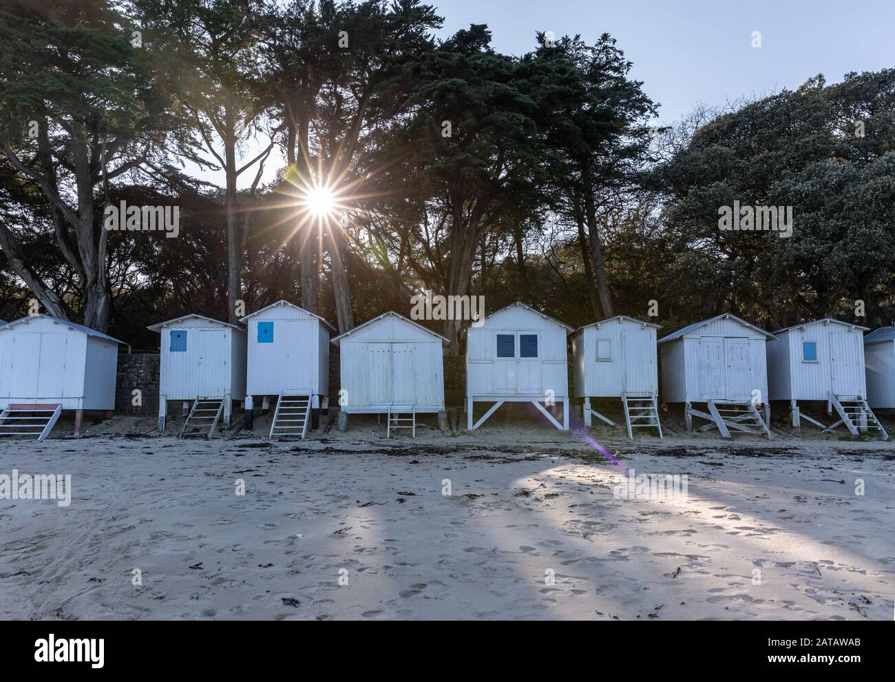 Cabines blanches sur la plage des Dames à Noirmoutier en l'île (Vendée, France) Banque D'Images