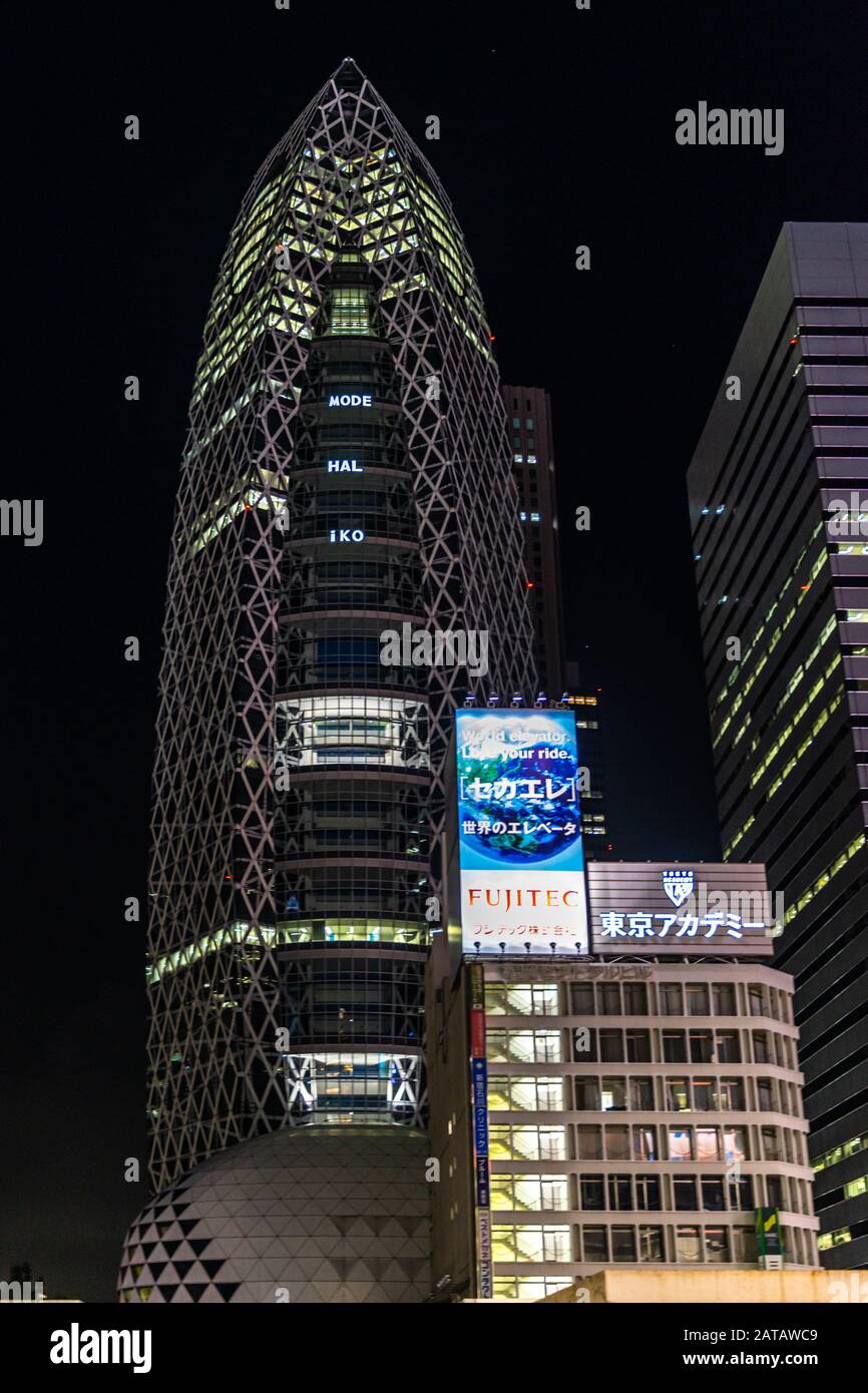 Tokyo, 13 Août 2019 - Vue Nocturne De La Tour Cocoon Mode Gakuen. Conçu par Tange Associates est l'un des gratte-ciel les plus reconnus au monde Banque D'Images