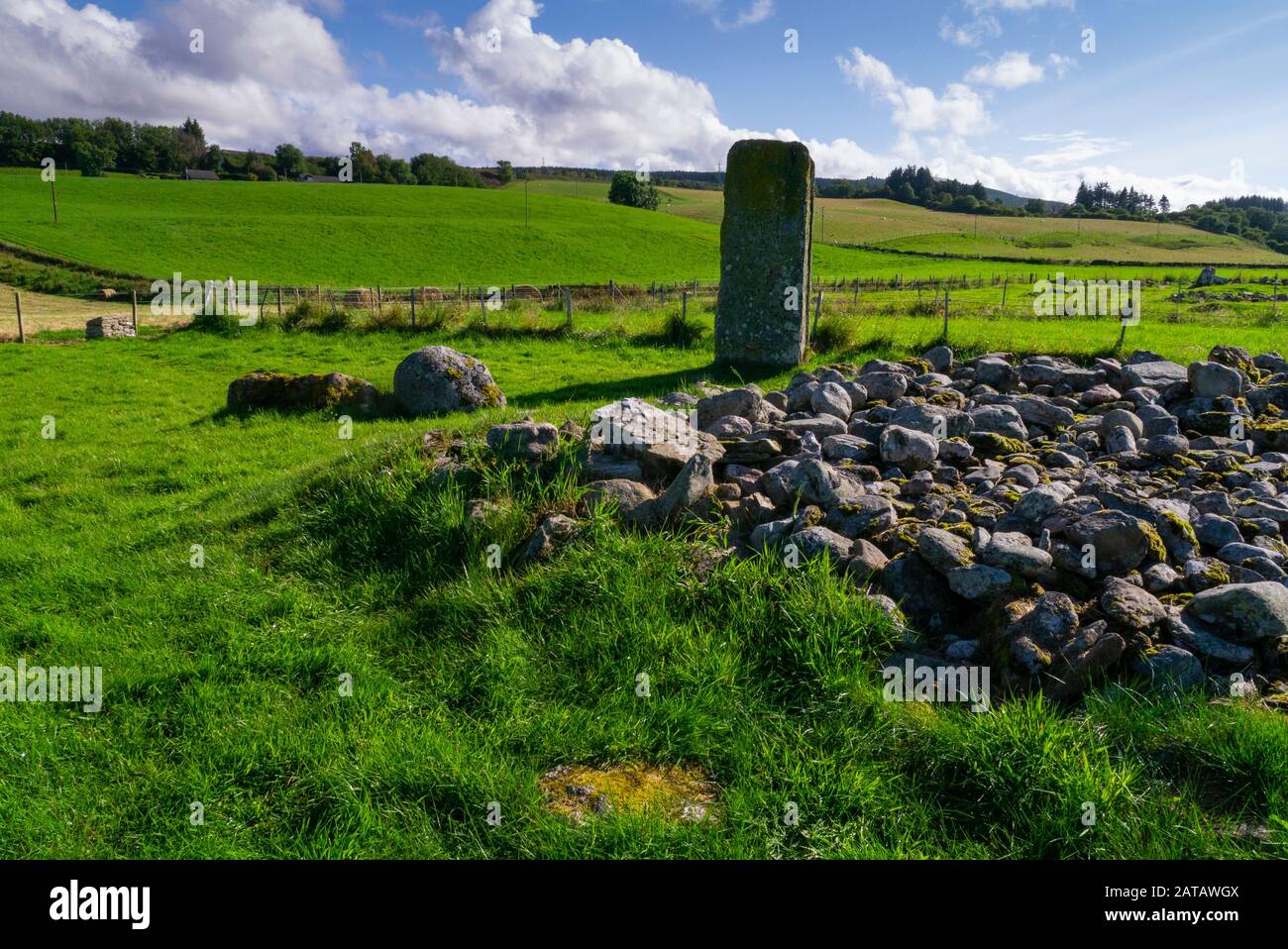 neolithic cairns et les ruines d'une chapelle au Milton de Clava près de Clava Cairns Inverness-shire Scotland UK Banque D'Images