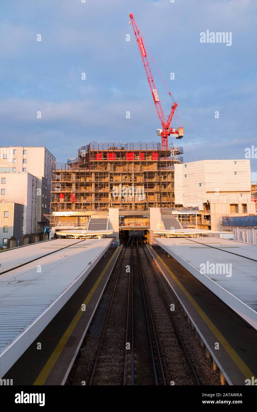 Chantier de construction avec grue tour de jib luffing au travail / travail sur ce qui sera Twickenham Gateway gare principale comprenant des logements résidentiels et des magasins de détail. Londres. ROYAUME-UNI. (112) Banque D'Images