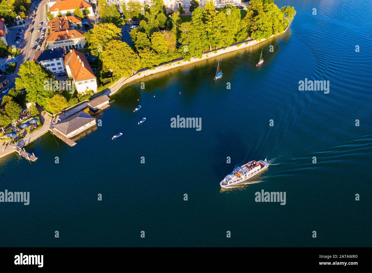 Bateau d'excursion sur le lac Tegernsee, place Tegernsee, drone shot, Haute-Bavière, Bavière, Allemagne Banque D'Images