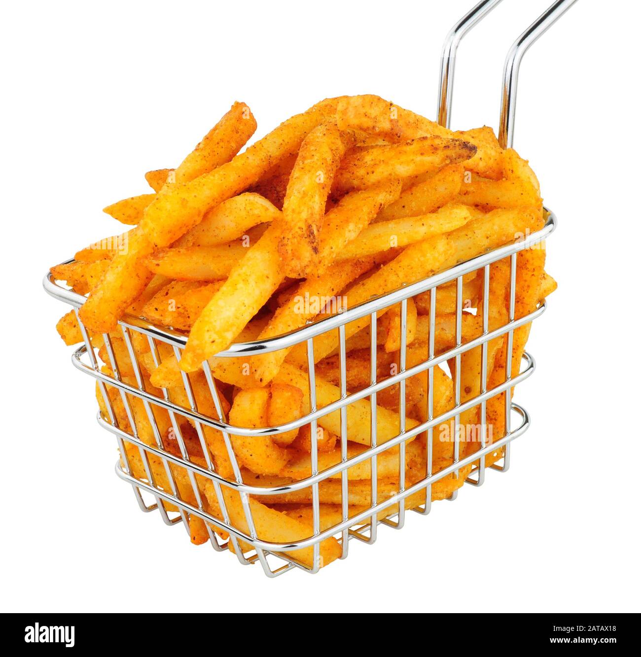 Frites dans un petit panier à friture isolé sur fond blanc Banque D'Images