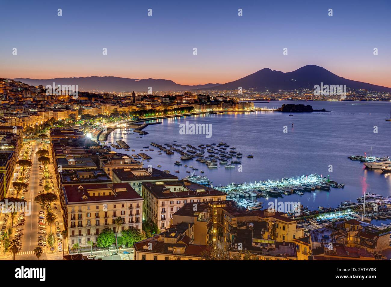 Naples et le Vésuve en Italie avant le lever du soleil Banque D'Images