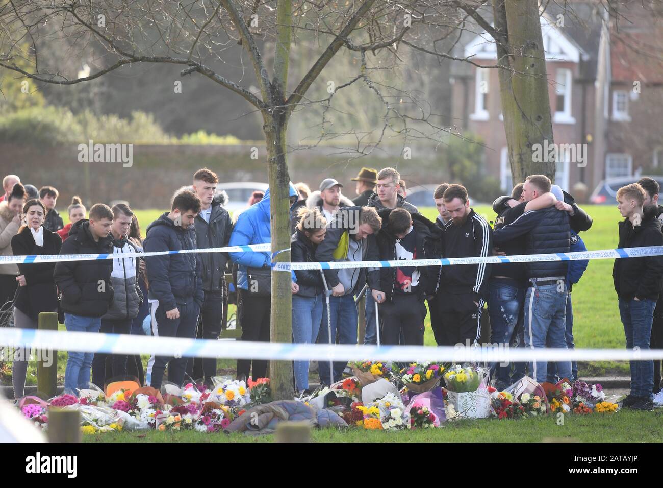 Les gens se rassemblent pour planter des fleurs près de la scène où un homme, nommé localement Liam Taylor 19, est mort après avoir été poignardé à l'extérieur de la Rose et de la couronne pub à Writtle, dans l'Essex, vendredi. Quatre hommes ont été arrêtés suite à des soupçons de meurtre à la suite de l'agression. Banque D'Images