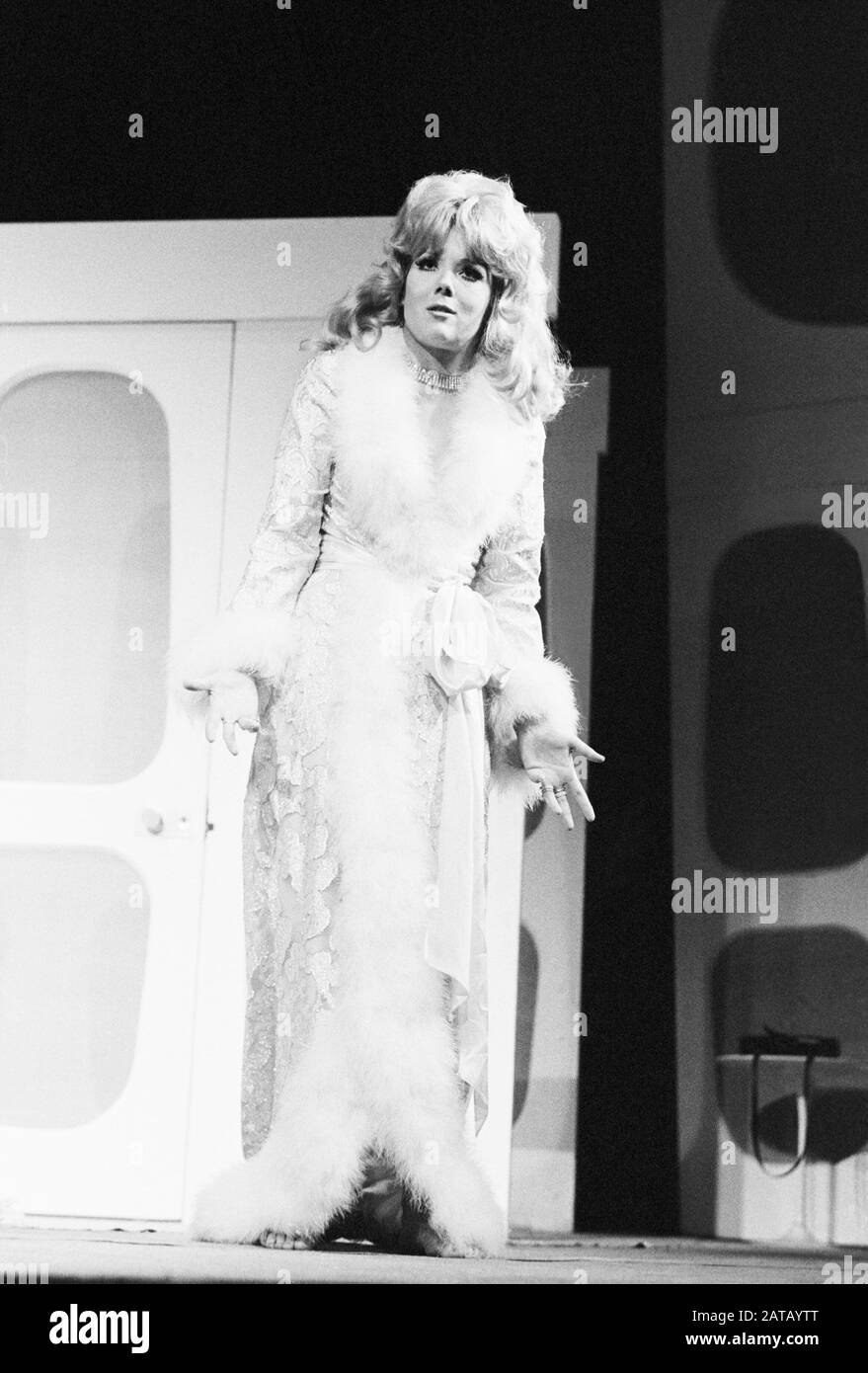 Diana Rigg (comme Dorothy Moore / Dottie) dans DES CAVALIERS de Tom Stoppard dirigé par Peter Wood pour le Théâtre National (NT) au Vieux Vic , Londres en 1972. Dame Enid Diana Elizabeth Rigg, Née Doncaster 1938. Actrice anglaise de scène, de cinéma et de télévision. Fait un CBE en 1988 et un DBE en 1994. Banque D'Images