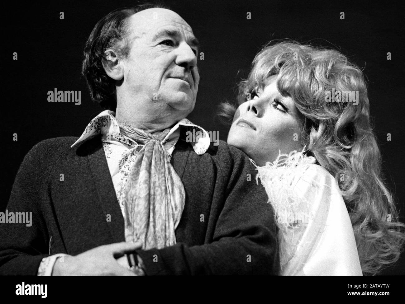 Michael Hordern (comme George) et Diana Rigg (comme Dorothy Moore / Dottie) dans DES CAVALIERS de Tom Stoppard dirigés par Peter Wood pour le National Theatre (NT) au Old Vic, Londres en 1972. Dame Enid Diana Elizabeth Rigg, Née Doncaster 1938. Actrice anglaise de scène, de cinéma et de télévision. Fait un CBE en 1988 et un DBE en 1994. Banque D'Images