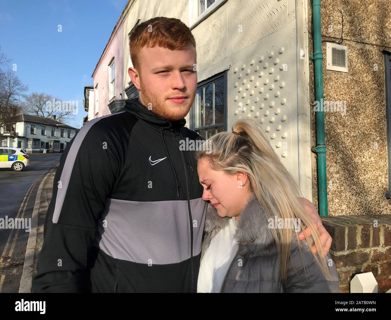 Connor Wise, 21 ans, et Georgia Wicks, 19 ans, assistent à la scène de Writtle, dans l'Essex, où un homme, nommé localement Liam Taylor 19, est mort après avoir été poignardé à l'extérieur du Rose and Crown pub dans le village vendredi. Quatre hommes ont été arrêtés suite à des soupçons de meurtre à la suite de l'agression. Banque D'Images