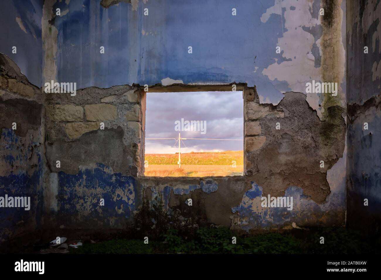Arrêtez de regarder les murs, regardez la fenêtre. La campagne sicilienne vue depuis une fenêtre entre les murs ruinés Banque D'Images