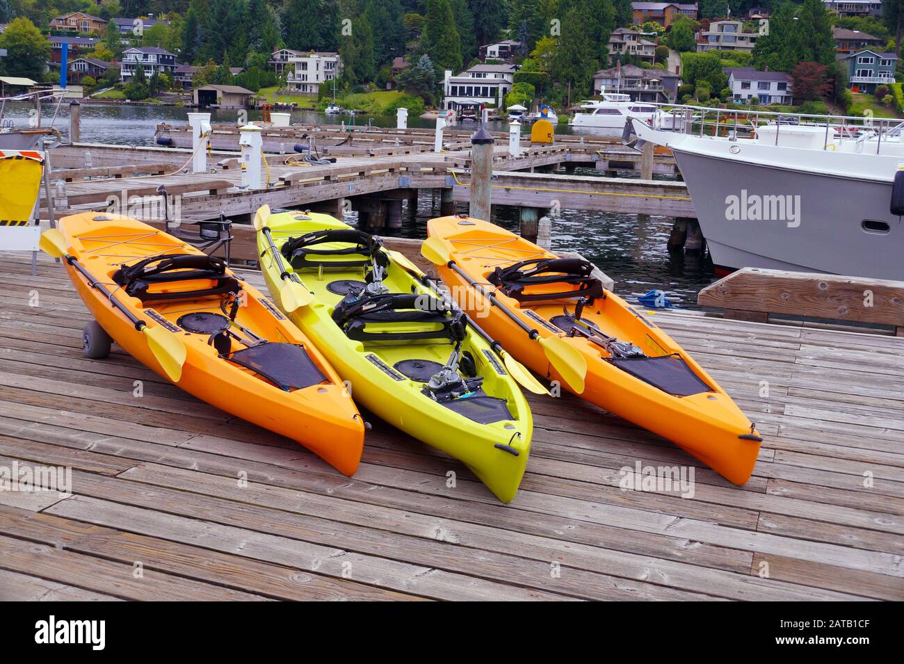 Lac Washington. Jetée du lac, kayaks à louer. Banque D'Images