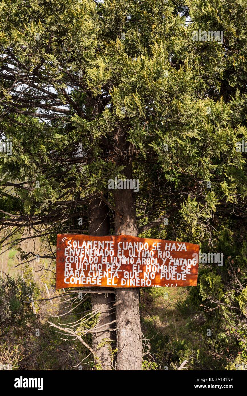 "Seulement quand le dernier arbre est mort et la dernière rivière a été empoisonnée et le dernier poisson a été capturé nous réaliserons que nous ne pouvons pas manger de l'argent" Banque D'Images