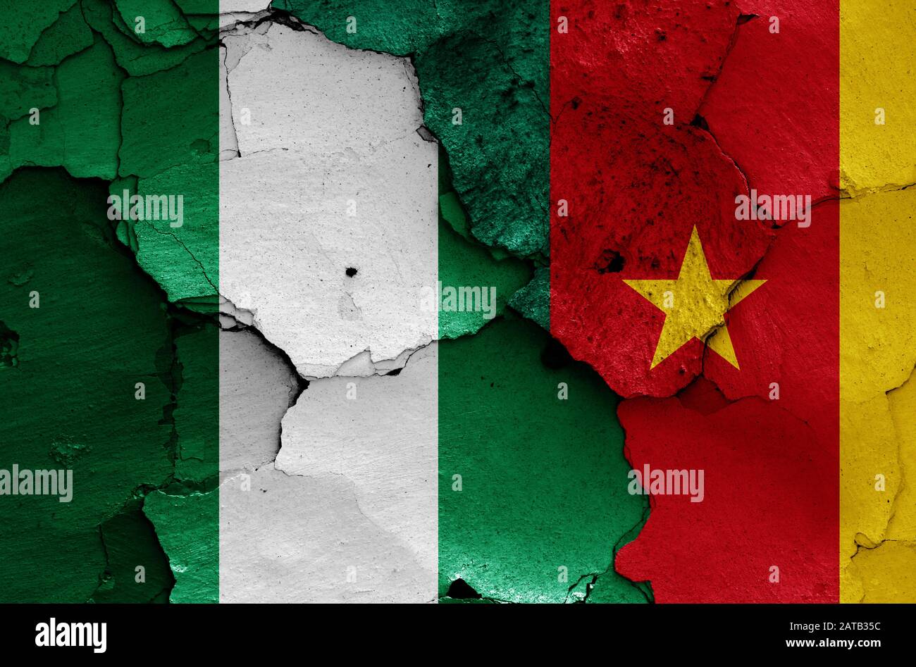 Drapeaux du Nigeria et du Cameroun peints sur un mur fissuré Banque D'Images